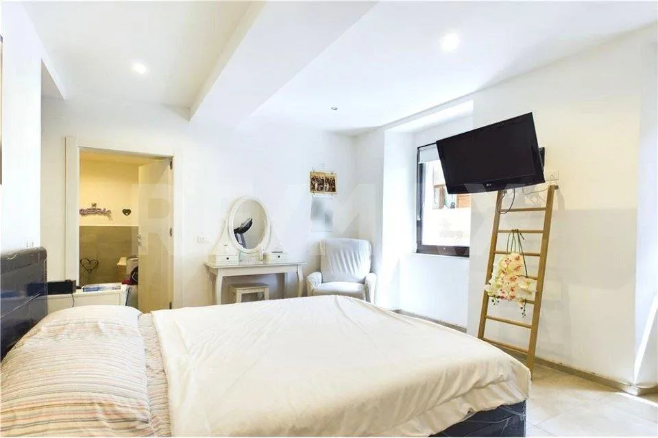 Geräumige 4-Zimmer-Wohnung in einer Residenz mit Innenhof und Garten – Foto 6 von 10