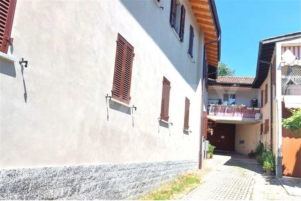Geräumige 4-Zimmer-Wohnung in einer Residenz mit Innenhof und Garten – Foto 8 von 10