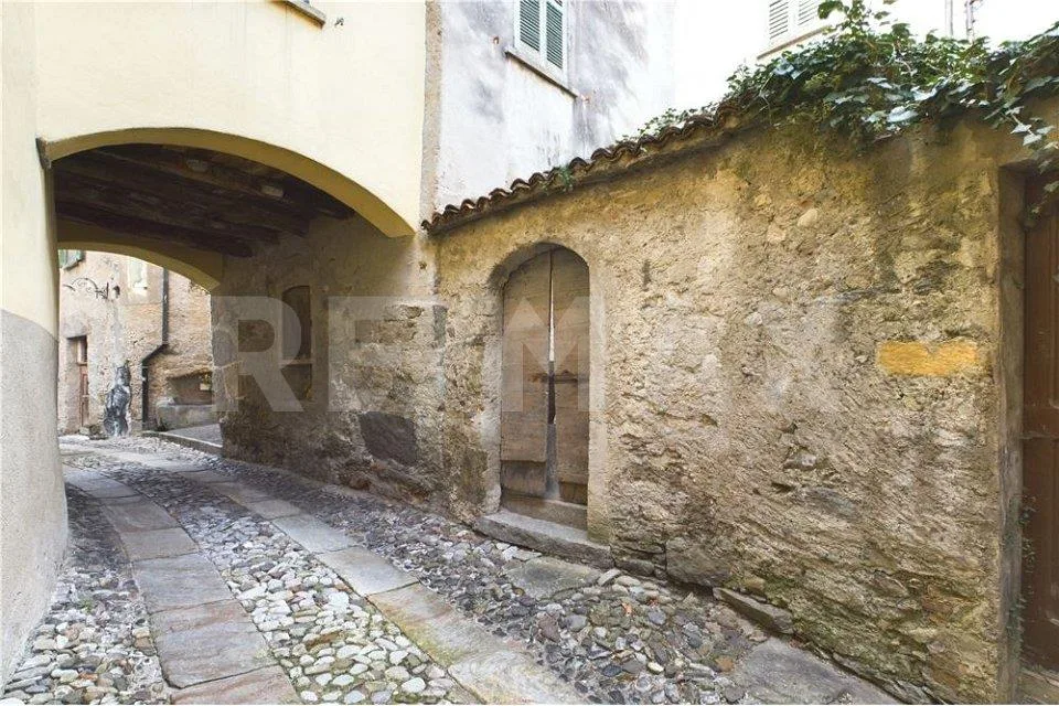 Altes Wohnhaus mit Dachboden und kleinem Hof/Garten, zu renovieren – Foto 10 von 10