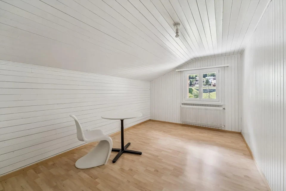 Charmante Dachwohnung im Herzen von Sankt Niklaus – Foto 3 von 9