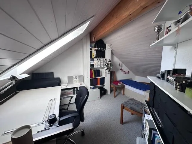 3 1/2-Zimmer-Dachwohnung mit Hobbyraum, Keller, Garage und Garten – Foto 15 von 16