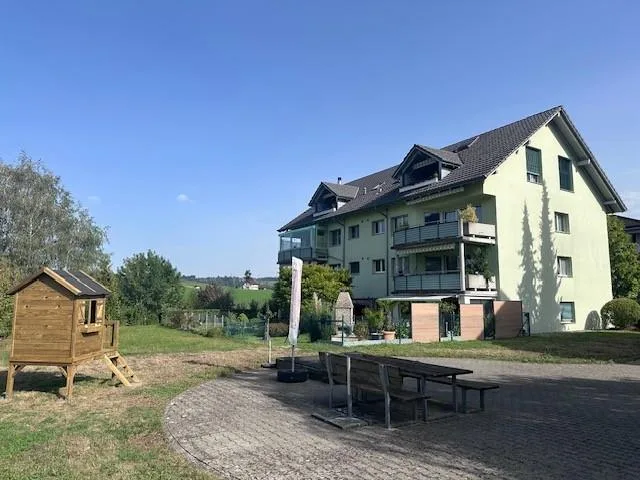 3 1/2-Zimmer-Dachwohnung mit Hobbyraum, Keller, Garage und Garten – Foto 3 von 16