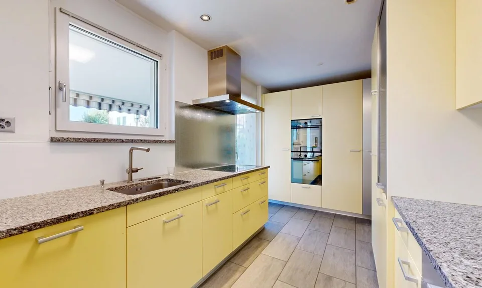 4.5-Zimmerwohnung mit Garten, Terrassen und viel Privatsphäre – Foto 9 von 11