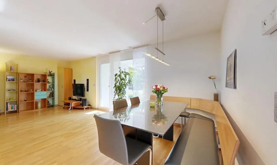 4.5-Zimmerwohnung mit Garten, Terrassen und viel Privatsphäre – Foto 3 von 11