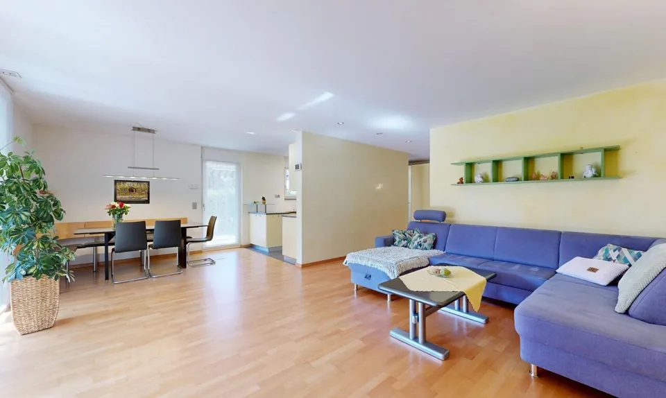 4.5-Zimmerwohnung mit Garten, Terrassen und viel Privatsphäre – Foto 2 von 11
