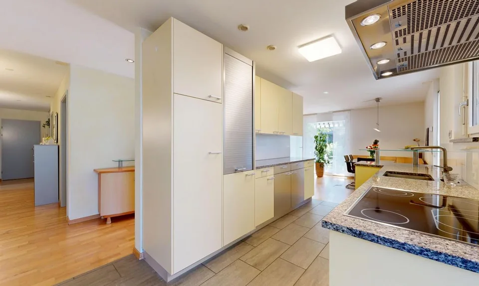 4.5-Zimmerwohnung mit Garten, Terrassen und viel Privatsphäre – Foto 8 von 11