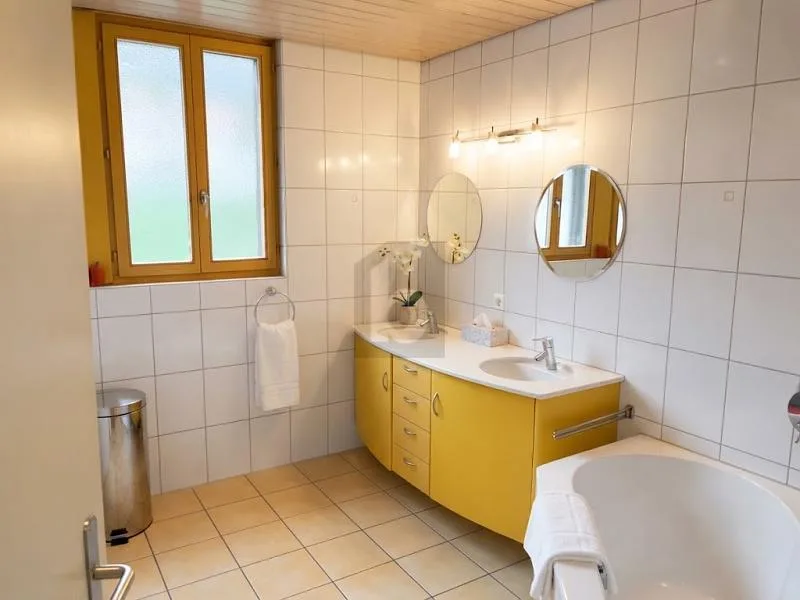 GERÄUMIGES UND HELLES OBJEKT MIT GROßZÜGIGEN RÄUMEN – Foto 5 von 6