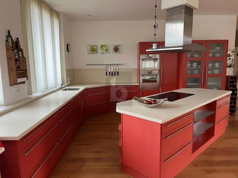 GERÄUMIGES UND HELLES OBJEKT MIT GROßZÜGIGEN RÄUMEN – Foto 3 von 6