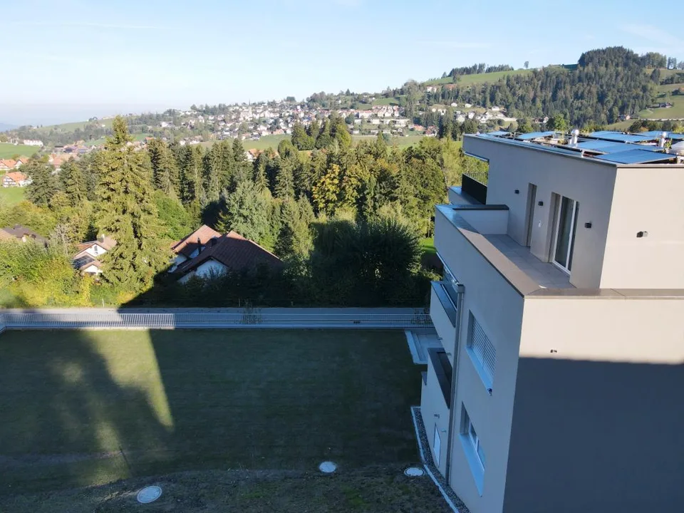 Erstbezug: hochwertige 3.5-Zimmer-Wohnung mit herrlicher Aussicht – photo 12 sur 13