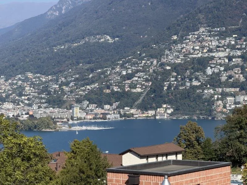 ELEGANTE ATTICO CON TERRAZZA PANORAMICA E VISTA LAGO – foto 2 di 13