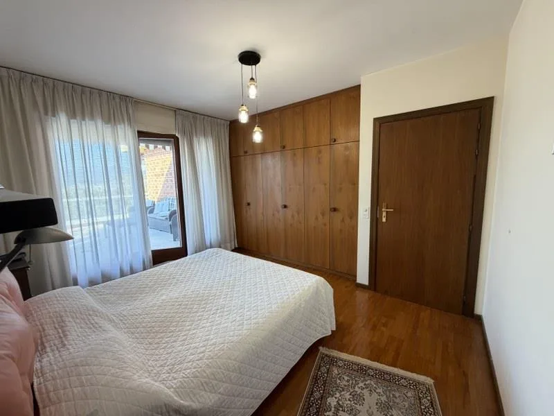ELEGANTE ATTICO CON TERRAZZA PANORAMICA E VISTA LAGO – foto 12 di 13