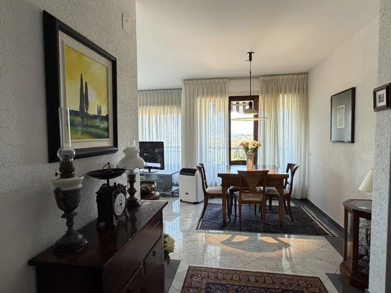 ELEGANTE ATTICO CON TERRAZZA PANORAMICA E VISTA LAGO – foto 7 di 13
