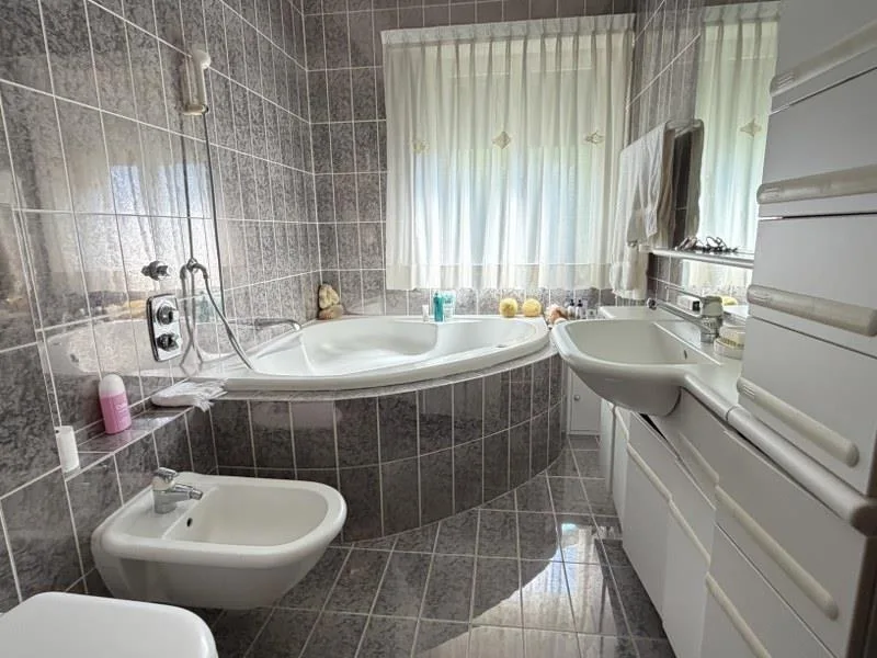 ELEGANTE ATTICO CON TERRAZZA PANORAMICA E VISTA LAGO – foto 11 di 13
