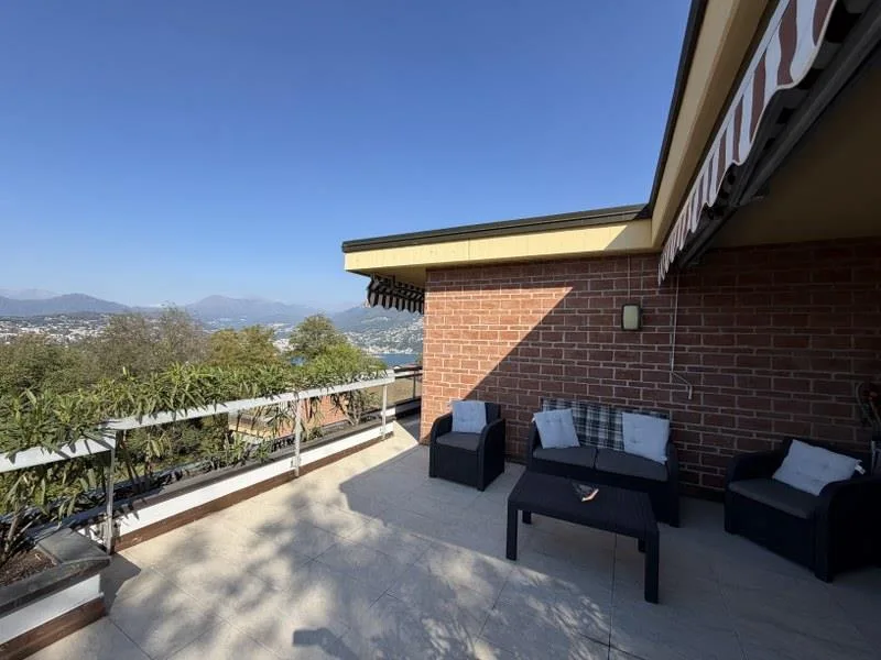 ELEGANTE ATTICO CON TERRAZZA PANORAMICA E VISTA LAGO – foto 4 di 13