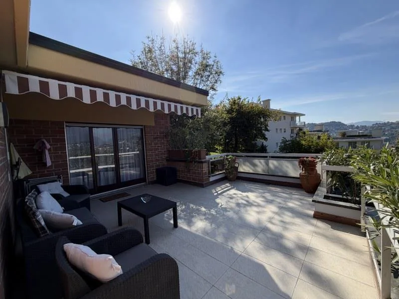 ELEGANTE ATTICO CON TERRAZZA PANORAMICA E VISTA LAGO – foto 3 di 13