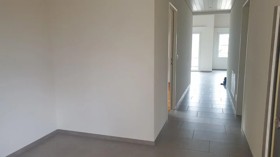 Grosszügige 3,5-Zimmer-Dachwohnung mit Balkon an erhöhter Lage – Foto 7 von 16