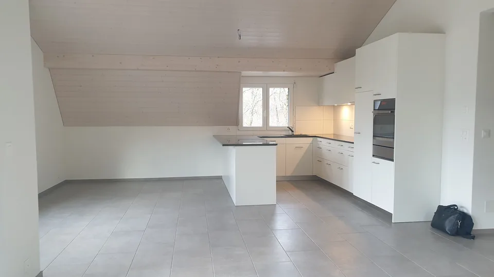 Grosszügige 3,5-Zimmer-Dachwohnung mit Balkon an erhöhter Lage – Foto 5 von 16