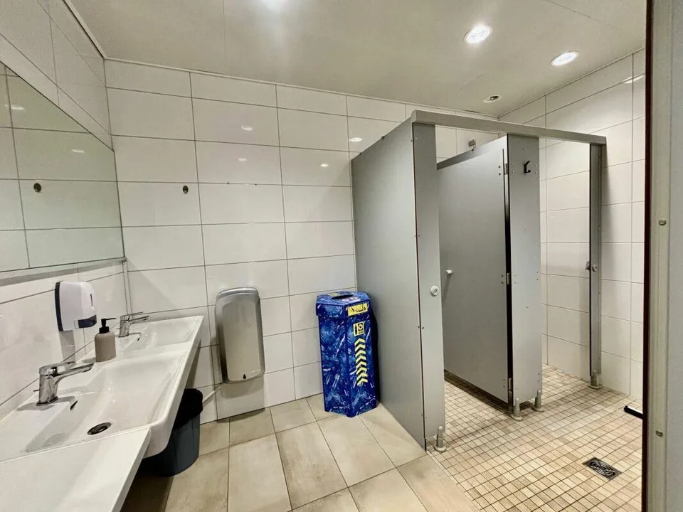 Local commercial de 576m² à louer. – photo 3 sur 7