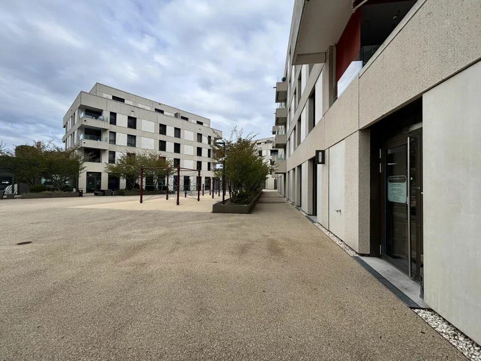 Local commercial de 576m² à louer. – photo 6 sur 7