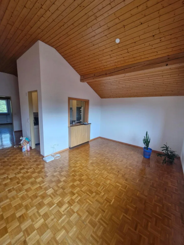 Attraktive 2.5-Zimmer-Dachwohnung mit grossem Balkon – Foto 3 von 6