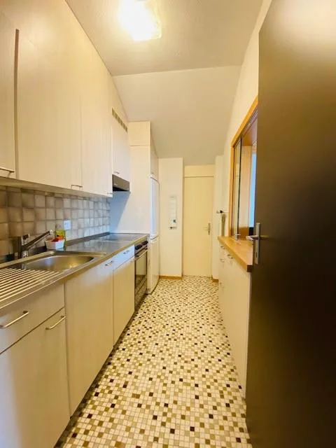 Attraktive 2.5-Zimmer-Dachwohnung mit grossem Balkon – Foto 5 von 6