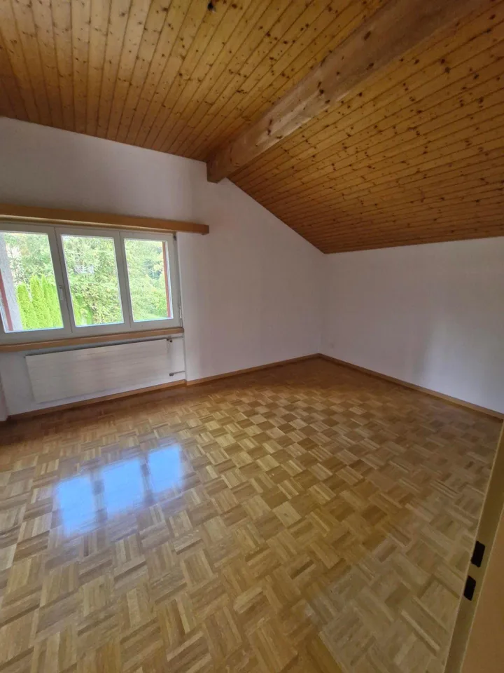 Attraktive 2.5-Zimmer-Dachwohnung mit grossem Balkon – Foto 4 von 6