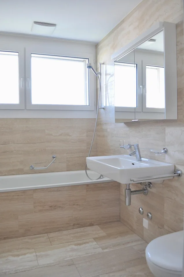 Grosse schöne 4.5 Zimmer-Wohnung zu vermieten – photo 5 of 12