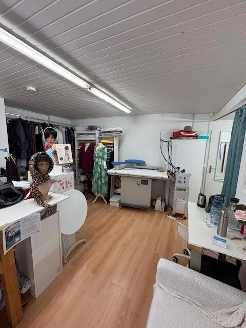 Emplacement commercial central dans le centre du village – photo 3 sur 8