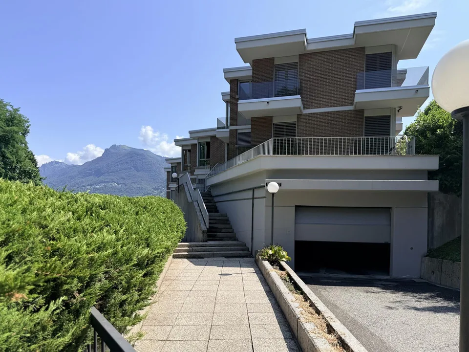 ELEGANTE 4.5 LOCALI CON VERANDA E SCORCIO SUL LAGO A LORETO – foto 9 di 9