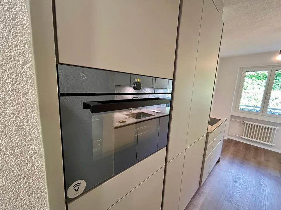 Luxus 1.5-Zimmer-Studio mit V-Zug Küche und Gartensitzplatz – photo 2 sur 3