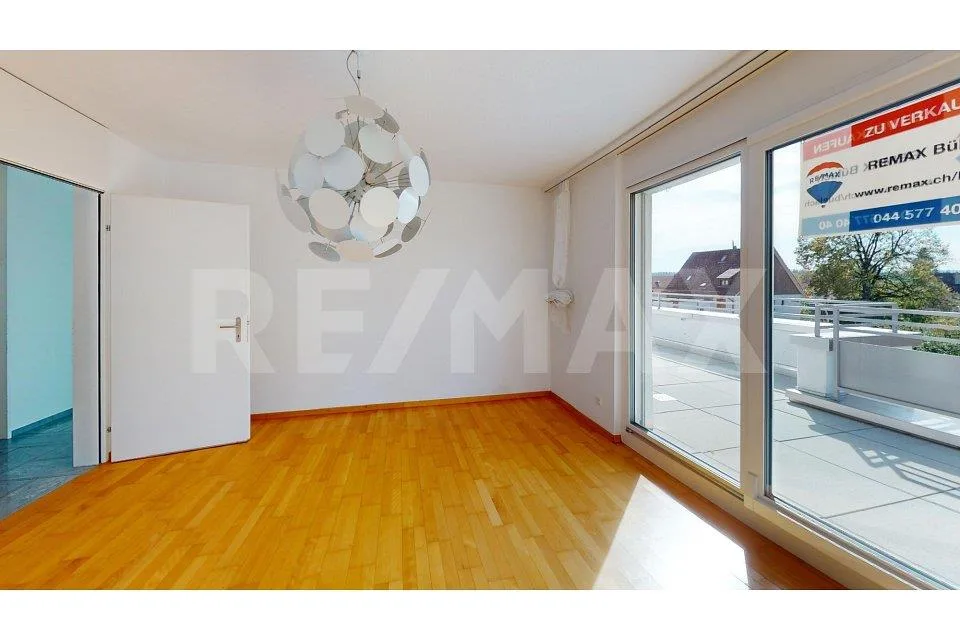 Über den Dächern von Bülach grosszügige 3.5-Zimmer-Attikawohnung mit weitläufiger Terrasse – Foto 4 von 5