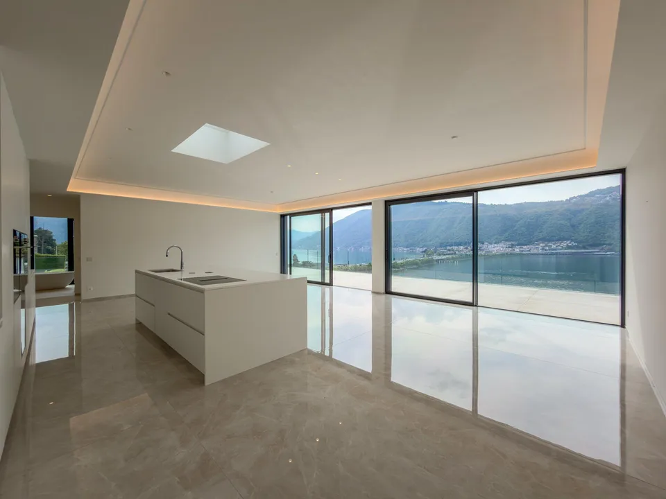 Ampio attico con magnifica terrazza vista lago a Bissone – foto 2 di 15