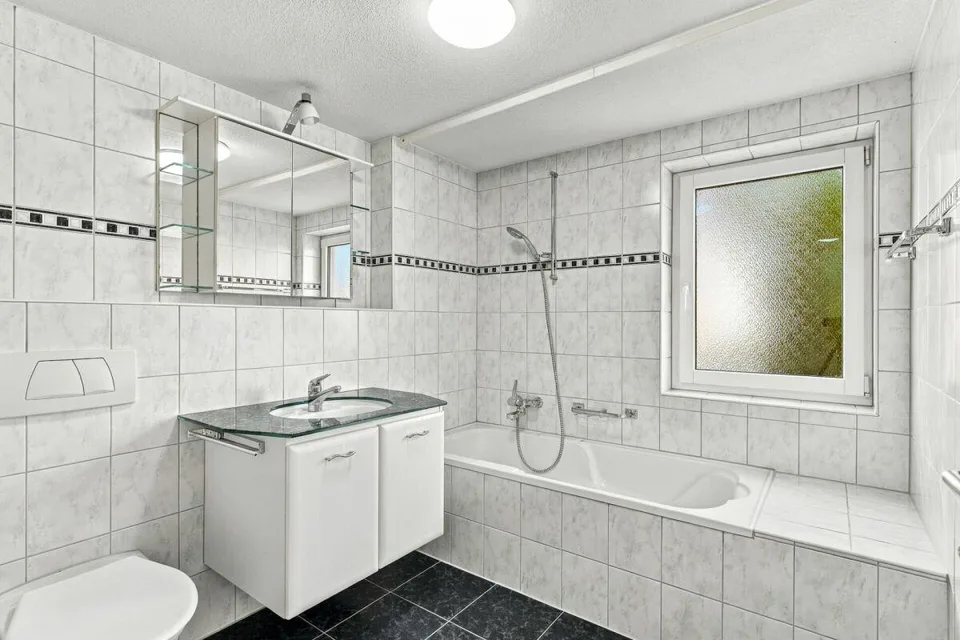 Grosszügiges Wohnhaus mit vielseitigem Nutzungspotenzial! – Foto 9 von 14