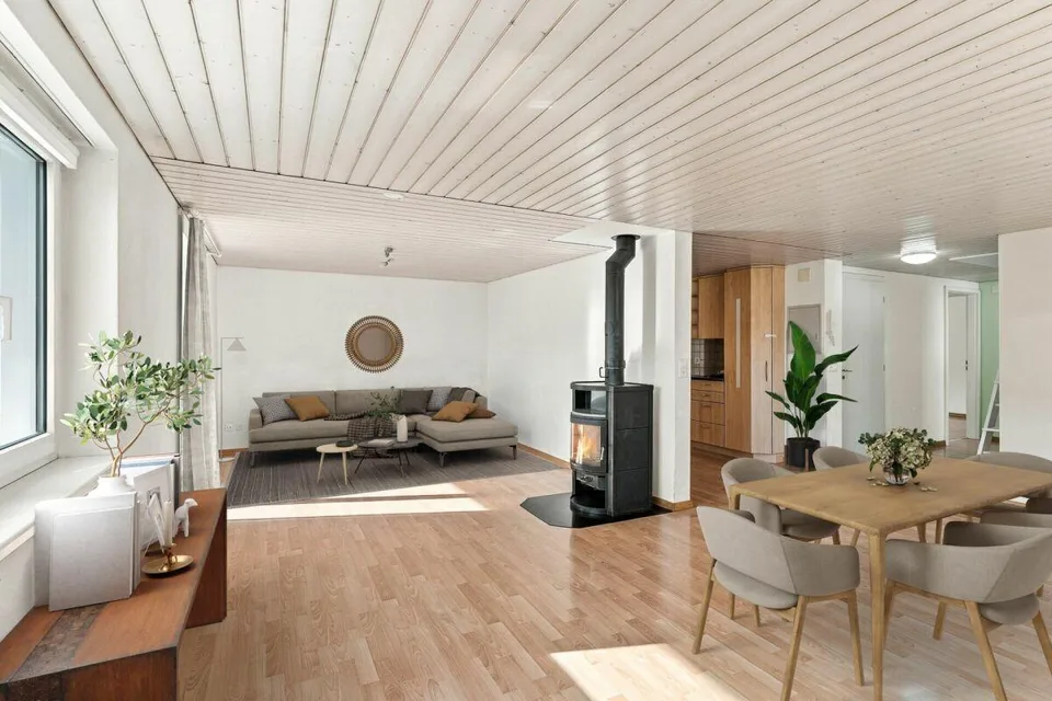Grosszügiges Wohnhaus mit vielseitigem Nutzungspotenzial! – Foto 2 von 14