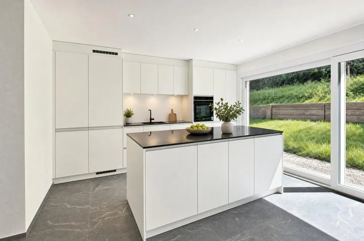 NEUWERTIG, MODERN, FREISTEHEND - 7.5 ZIMMER EINFAMILIENHAUS – Foto 3 von 8