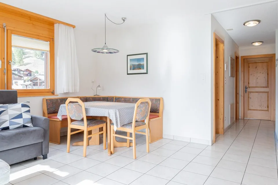 Charmante 2.5-Zimmerwohnung mit traumhafter Aussicht in Ulrichen – Foto 5 von 14
