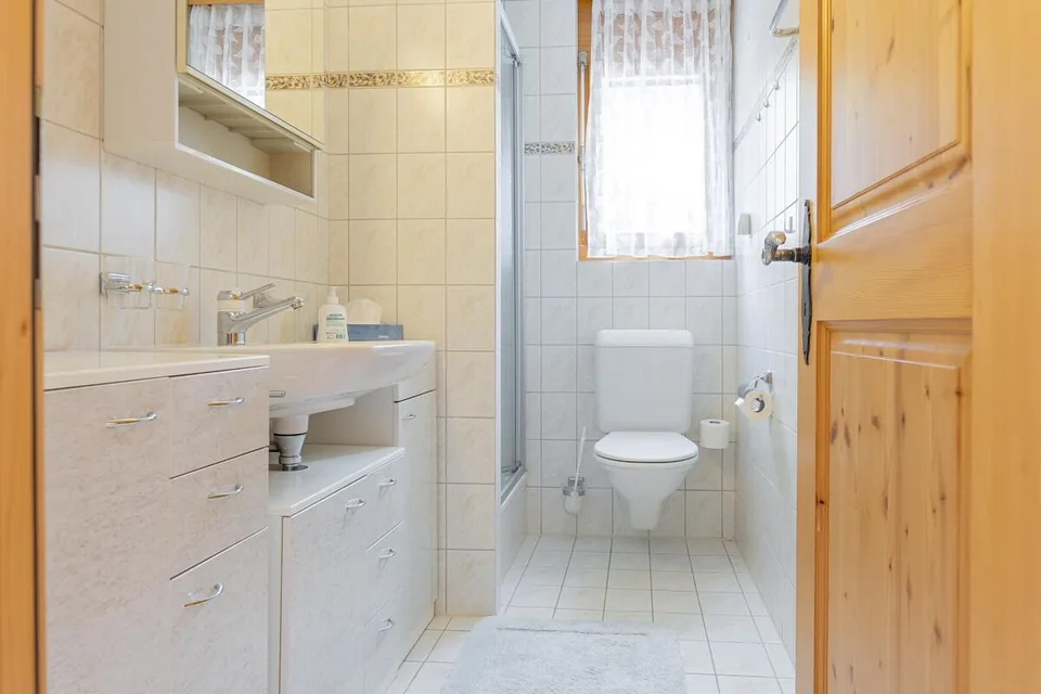 Charmante 2.5-Zimmerwohnung mit traumhafter Aussicht in Ulrichen – Foto 11 von 14