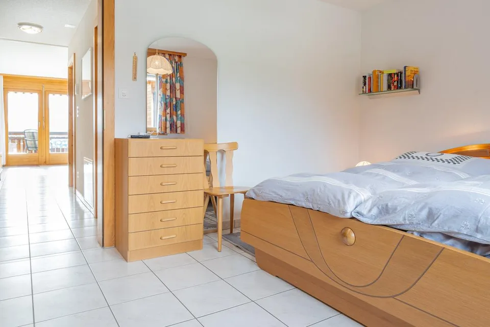 Charmante 2.5-Zimmerwohnung mit traumhafter Aussicht in Ulrichen – Foto 10 von 14