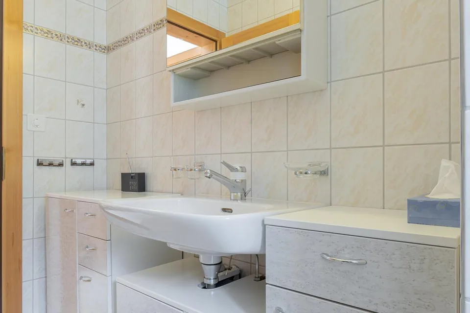 Charmante 2.5-Zimmerwohnung mit traumhafter Aussicht in Ulrichen – Foto 12 von 14