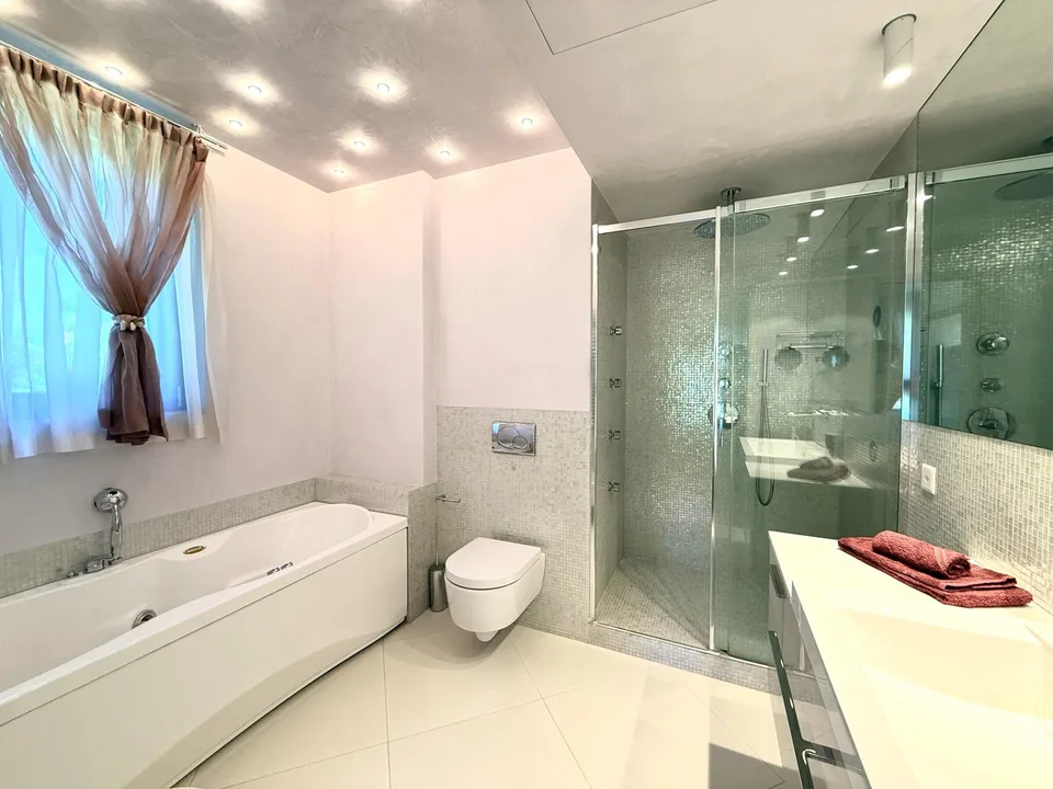 DUPLEX 4.5 MIT SEEBLICK IN COLLINA D'ORO, ZWEI SCHRITE VON TASIS – Foto 7 von 9