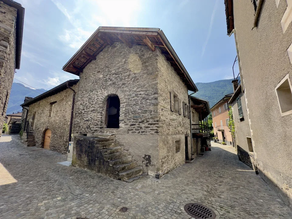 AMPIO RUSTICO DA RISTRUTTURARE NEL NUCLEO DI SAN VITTORE – Foto 2 von 9