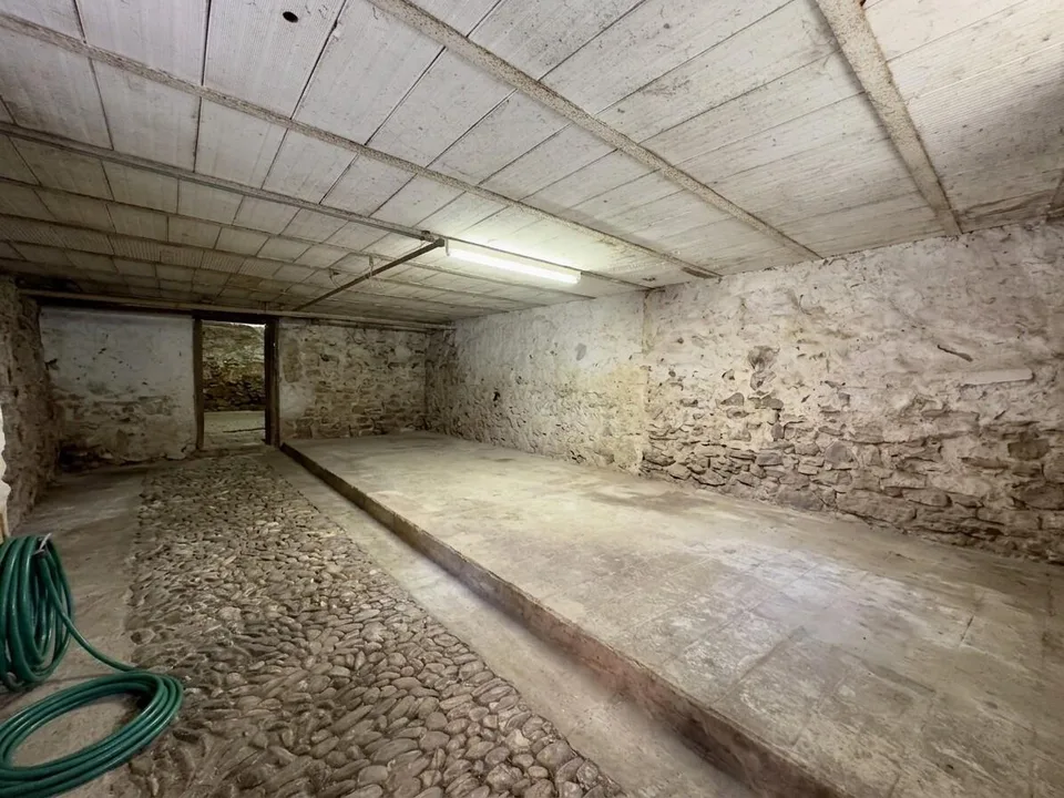 AMPIO RUSTICO DA RISTRUTTURARE NEL NUCLEO DI SAN VITTORE – Foto 4 von 9