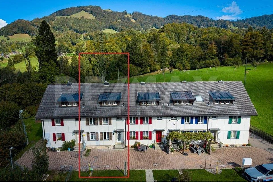 Vivere vicino alla natura con spazio per le tue idee! Casa a schiera di 5,5 locali a Vorderthal SZ – foto 2 di 13