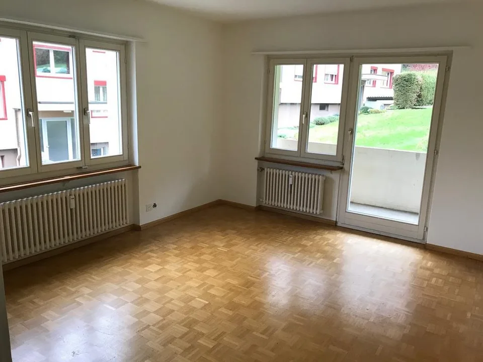 HELLE 4.5-ZIMMER-WOHNUNG MIT SONNIGEM BALKON IN LIESTAL! – Foto 3 von 4