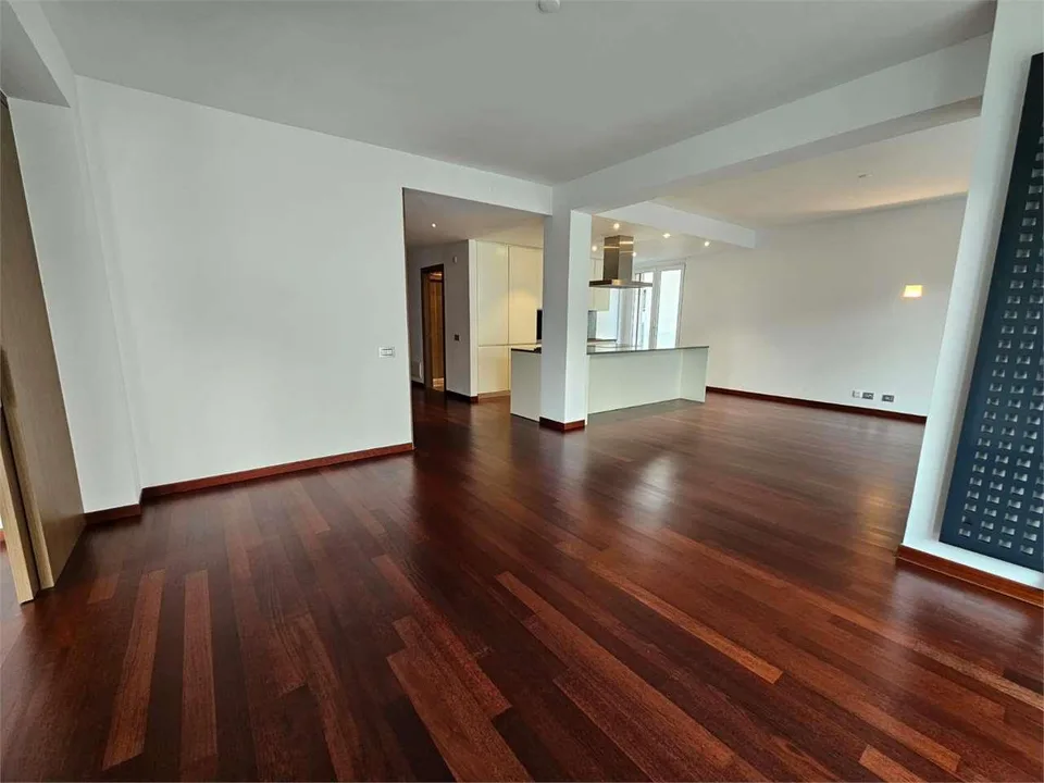 Geräumige 4.5-Zimmer-Wohnung in zentraler Lage in Lugano - Via Franscini 3 – Foto 2 von 13
