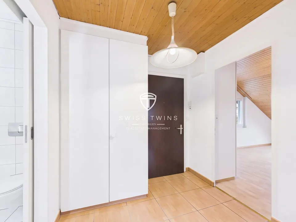 Helle 2.5-Zimmer-Dachwohnung in Zürich, frisch renoviert – Foto 2 von 10