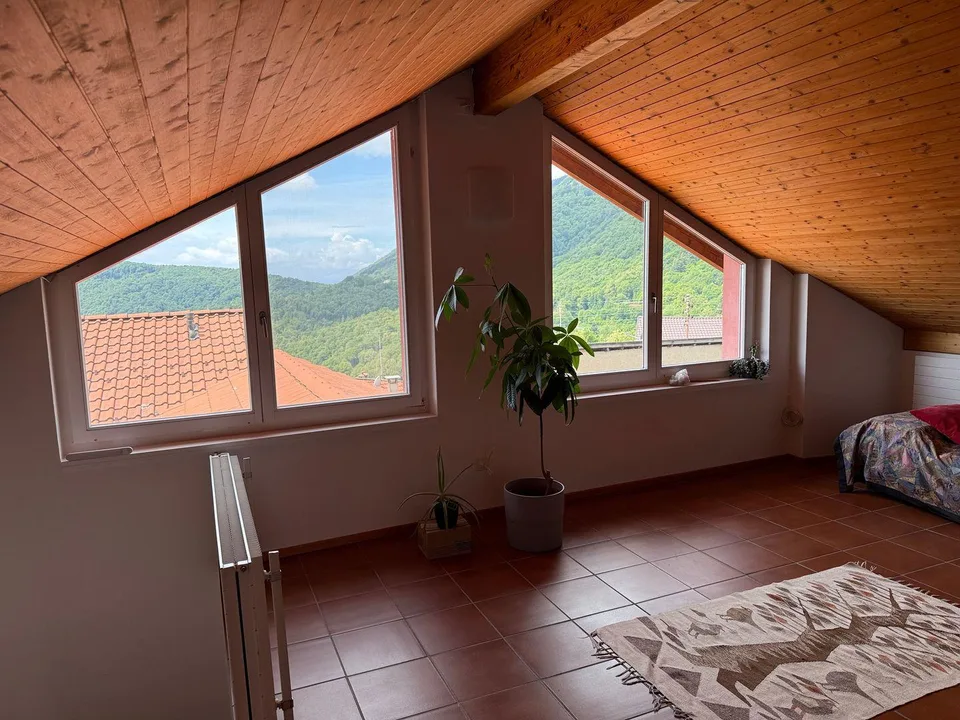 Affascinante appartamento duplex di 4 locali immerso nella tranquillità di Breno – Foto 7 von 11