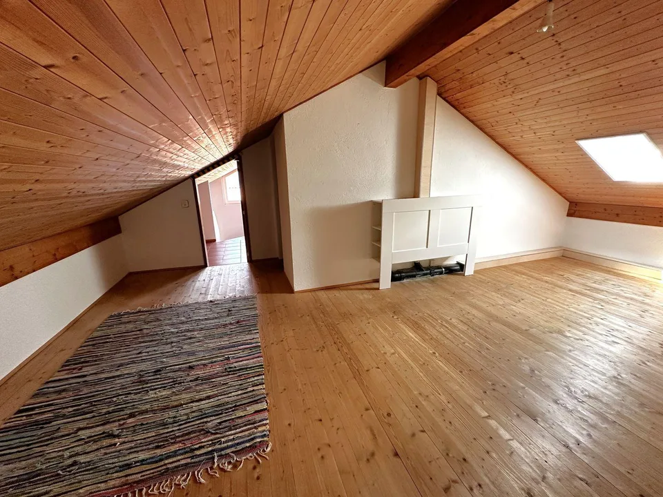 Affascinante appartamento duplex di 4 locali immerso nella tranquillità di Breno – Foto 9 von 11