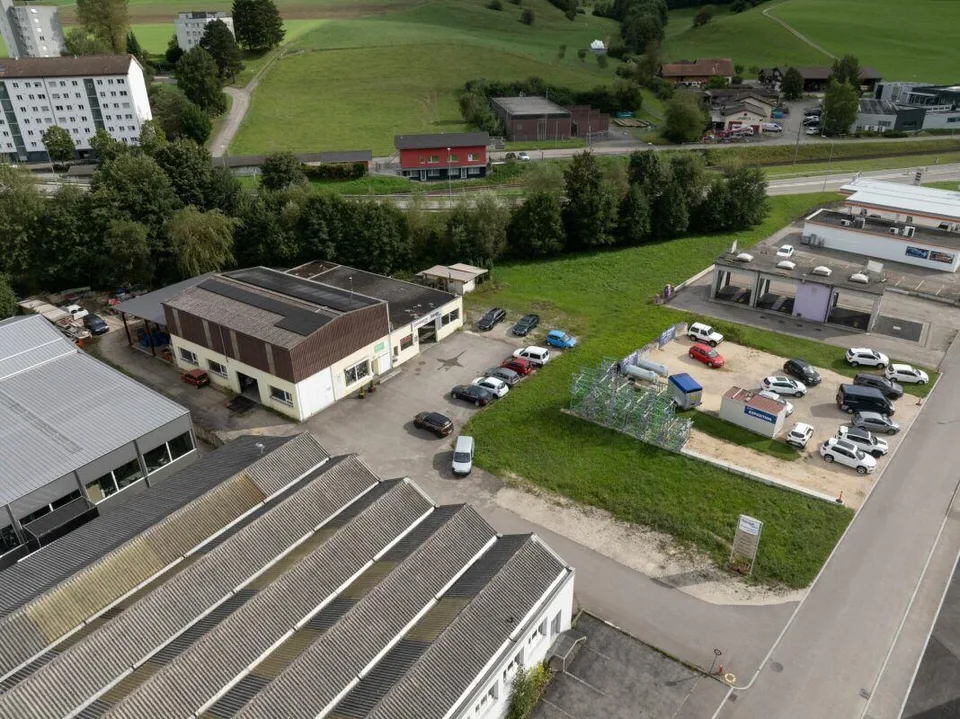 Industrial building for sale in Reconvilier – photo 2 of 17