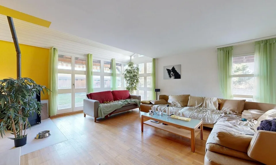 Sonniges 5.5-Zimmer-Doppeleinfamilienhaus im Grünen – Foto 3 von 11